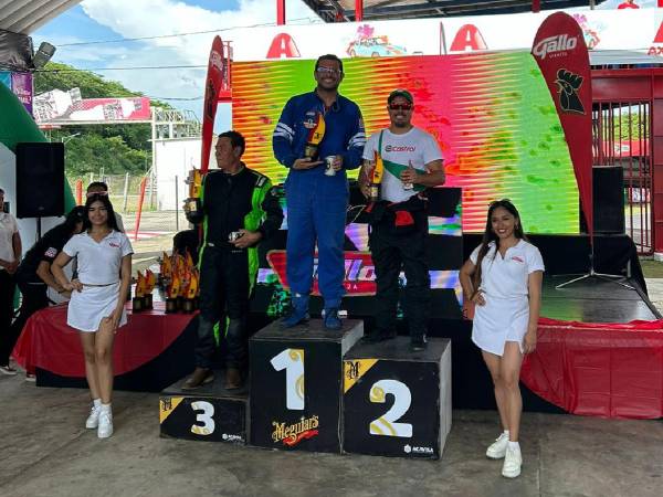 El piloto Jorge Fattaleh posando tras recibir el trofeo del primer lugar.