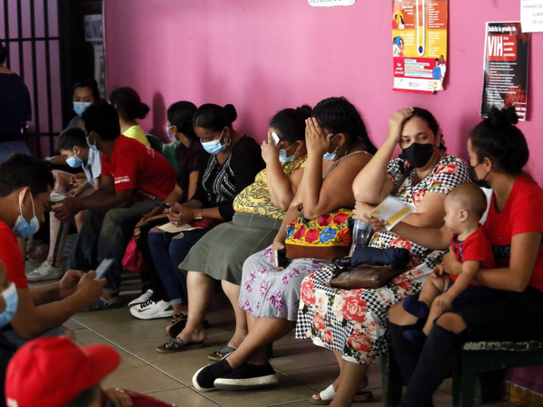 La contaminación del humo afecta tanto a niños como a adultos. Los centros de salud estuvieron abarrotados este fin de semana, con la mayoría de los capitalinos presentando algún problema respiratorio.