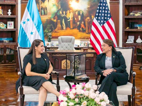 La presidenta hondureña conversó con la demócrata Delia Ramírez sobre temas en migración, derechos humanos y elecciones para el próximo año.