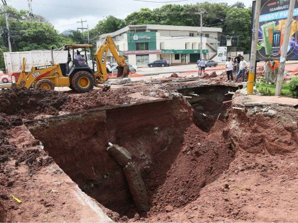 En la segunda entrada de Residencial Plaza y la Kennedy se realizaron las reparaciones en una tubería obstruida.