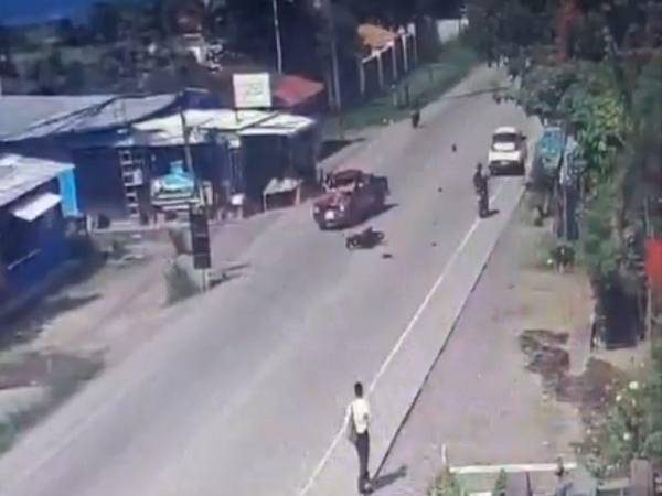 El motociclista voló varios metros tras impactar de frente a un vehículo pick-up.