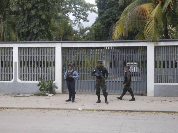 Agentes policiales y miembros de las Fuerzas Armadas durante el allanamiento.