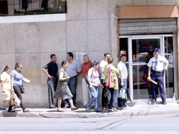 Los bancos trabajarán hasta el miércoles en horas de la tarde y permanecerán cerrados de jueves a domingo.