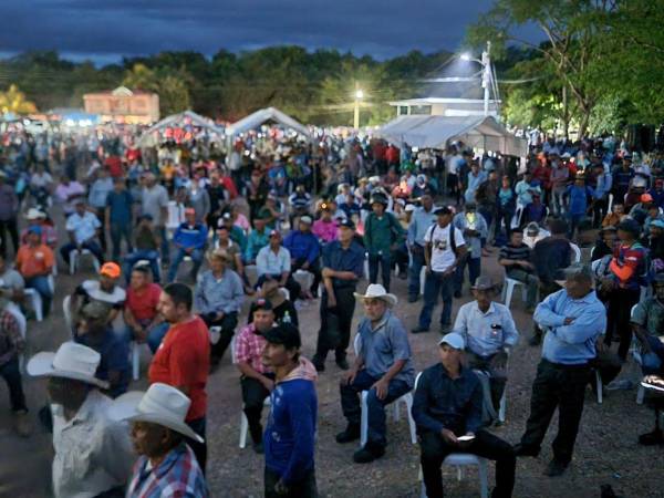 Ocupantes de tierras de diferentes zonas del país viajaron hasta Catacamas para participar en una asamblea.