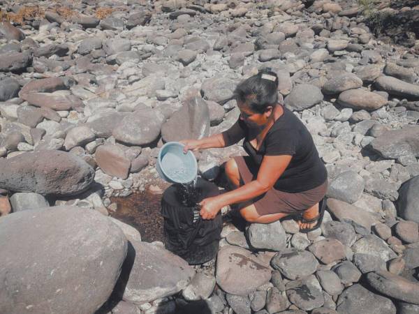 Es necesario saber que El Niño es un cambio en la temperatura del océano Pacífico en el que calienta al mar y La Niña lo disminuye.