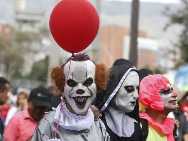 Con las fiestas de Halloween a punto de celebrarse y cerrar la época de terror, uno de los últimos toques, pero no el menos importante, es el del maquillaje que por muy sencillo que sean queremos que dure toda la noche.