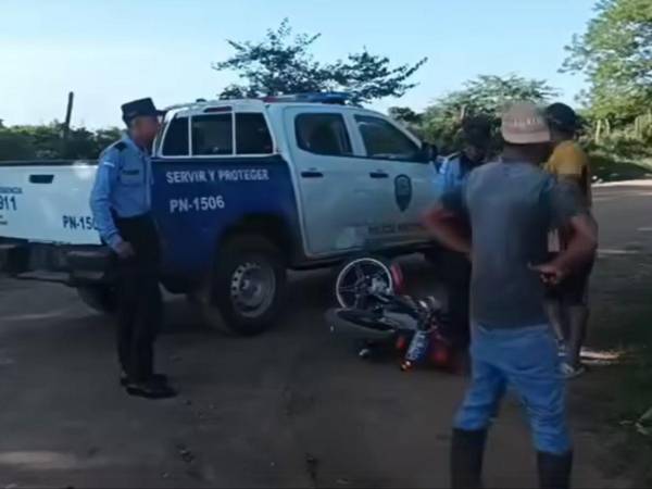 Momento en el que el padre del menor se encontraba discutiendo con los miembros policiales.