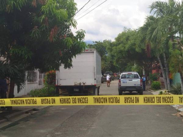 El cuerpo de Brenda Lizeth Hernández Zelaya quedó inerte en la cocina de la vivienda. La DPI realiza las investigaciones del caso.