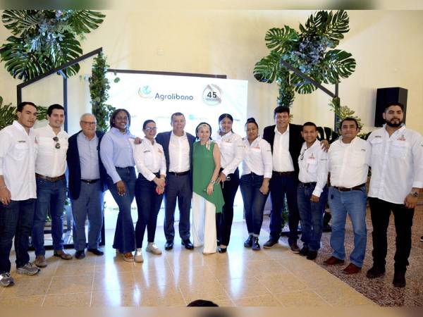 Ejecutivos y colaboradores de Grupo Agrolíbano celebraron juntos los avances logrados en sostenibilidad durante su 45 aniversario.