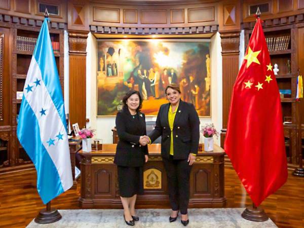 Xiomara Castro durante su reunión con Hua Chunying, viceministra de Relaciones Exteriores de China.