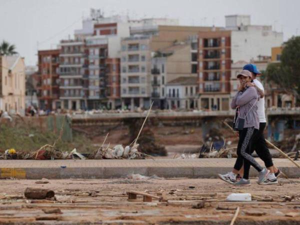 Los habitantes de los sectores más afectados por las inundaciones en Valencia remueven escombros y habilitan los pasos que fueron destruidos o dañados, por lo que no hay paso de vehículos, especialmente en los lugares cercanos a ríos y quebradas.