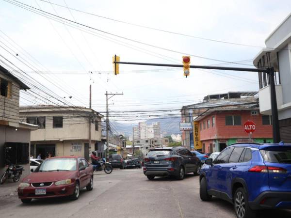 La intercepción entre las calles Las Acacias y Tiburcio Carías, en el barrio Guadalupe ya fue semaforizada pero los aparatos aún no están encendidos.