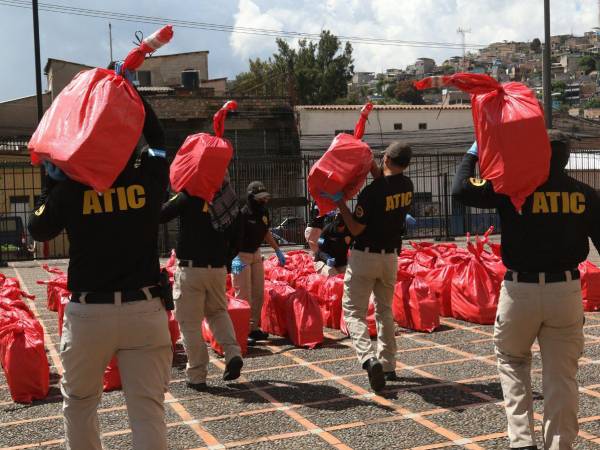 Los 160 fardos que contenían 3,993 kilos de cocaína al llegar a la Agencia Técnica de Investigación Criminal (ATIC).