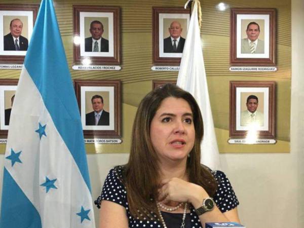 La presidenta del CNE, Cossette López, denunció los rumores en su contra como violencia de género.