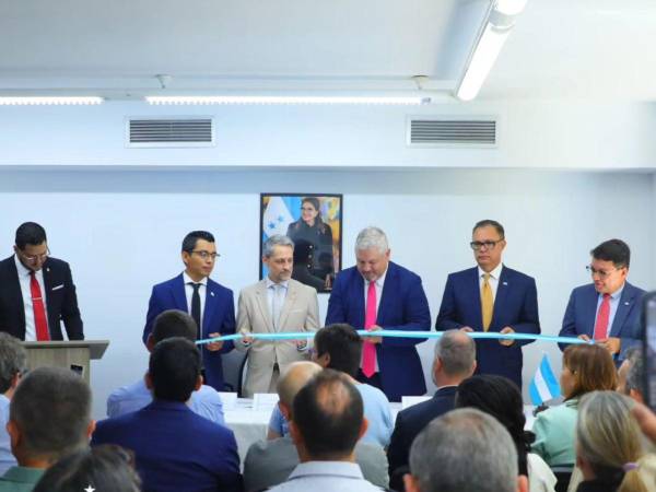 El canciller Enrique Reina estuvo presente en la inauguración de la sede diplomática.