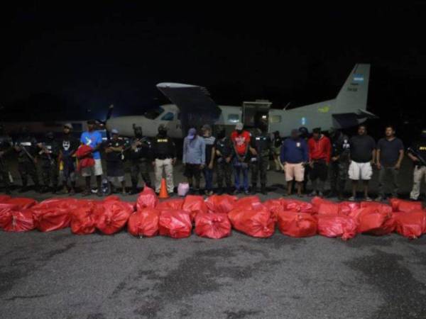 El 24 de marzo los diez hondureños tras su arresto fueron llevados a la base aérea Hernán Acosta Mejía, trasladando también la droga valorada en 400 millones de lempiras.