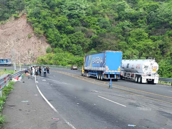 En el lugar del incidente ya se encuentran personas ayudando a rescatar a las víctimas heridas.