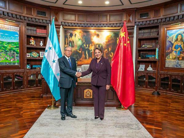 Castro junto al vicepresidente del Comité Permanente de la Asamblea Popular Nacional de China, Li Hongzhong.