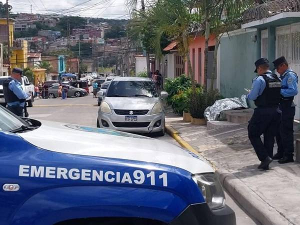 Agentes de la Policía Nacional llegaron rápidamente para iniciar las investigaciones y brindar protección a la hija de la fallecida.