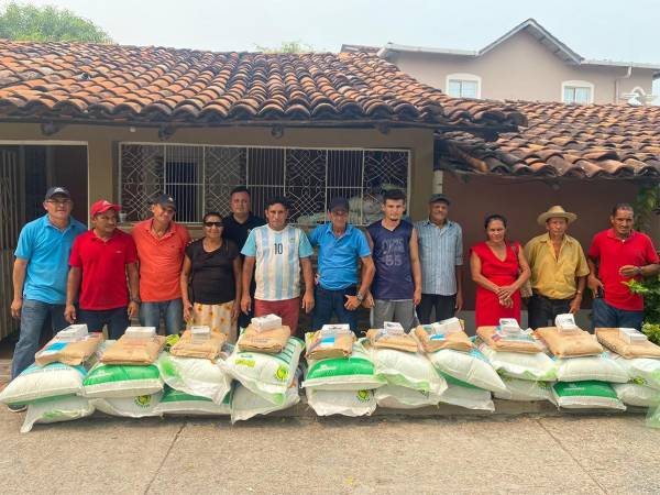 <i>Agricultores celebran la distribución del Bono Tecnológico Productivo, un paso clave para el fortalecimiento del sector agrícola.</i>