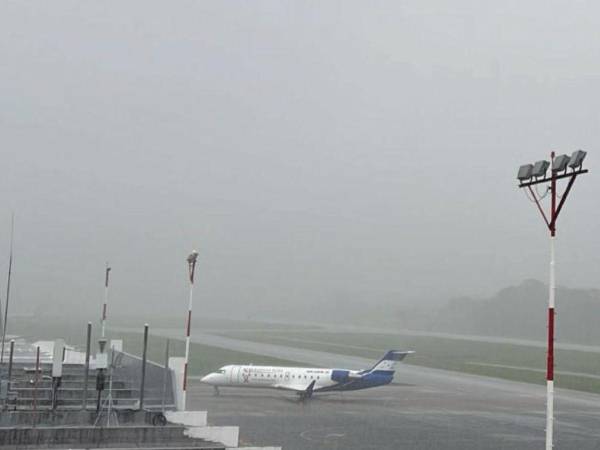 Los aeropuertos Juan Manuel Gálvez en Roatán, Islas de la Bahía y el Golosón en la ciudad de La Ceiba, Atlántida, permanecen cerrados desde el jueves 14 de noviembre.