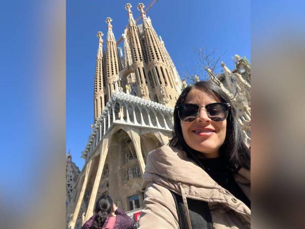 Bajo las imponentes torres de la Sagrada Familia, un recordatorio de que la grandeza de la humanidad se encuentra en lo inacabado.