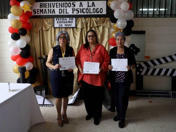 Lina Mendoza, Patricia Mackay y Argentina Contreras fueron tres de los cinco docentes laureados por su vasta trayectoria instruyendo a los estudiantes en las ramas psicológicas.