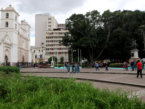 Cuando la Plaza Central Francisco Morazán se convirtió en parque, fue limitado su perímetro y se ubicaron las estatuas de Francisco Morazán, las Cuatro Estaciones y bancas, olvidando el antiguo término de Plaza Mayor.