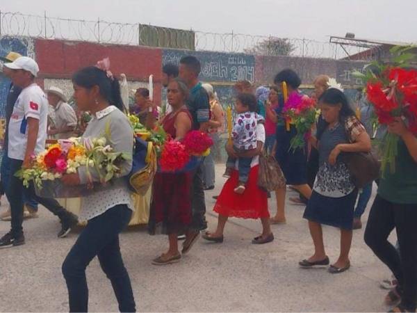 Los 31 días de mayo la Virgen María recibe flores frescas producidas en el municipio.