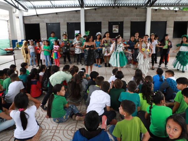 Los niños tienen un gran ingenio y talento, con esas dos cualidades, dejaron una gran enseñanza a sus compañeros en este Día del Medio Ambiente; los alumnos de quinto grado son los del espectáculo.