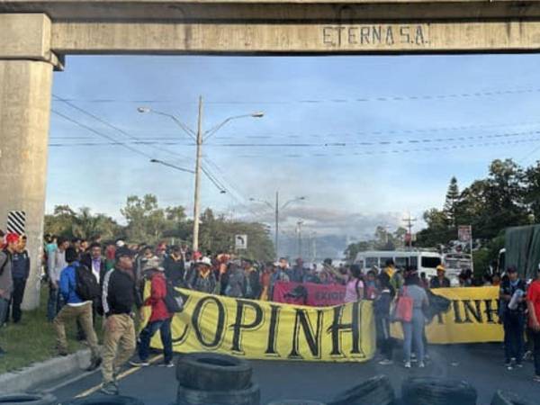 Miembros del Copinh se toman carretera CA-5 exigiendo justicia por ambientalista Juan López