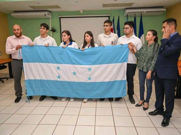 Los cinco alumnos que participarán el la Olimpiada de Química.