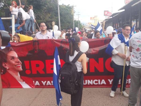 Este viernes 6 de septiembre, manifestantes de la oposición se concentraron en la calle del bulevar Kennedy, exigiendo la renuncia de la presidenta de Honduras, Xiomara Castro, tras los señalamientos de narcotráfico que salpican a su familia y gobierno.