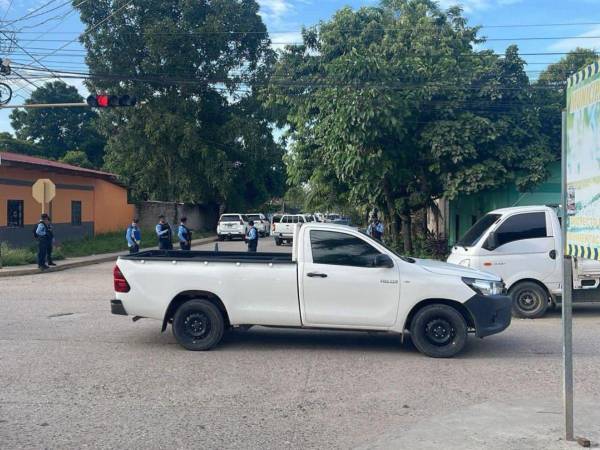 Agentes de la Policía Nacional realizan el allanamiento de la vivienda del alcalde de Tocoa, Colón, Adán Fúnez este jueves.