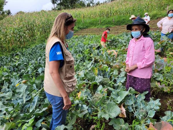 Según el PMA, uno de los retos de la merienda escolar es que vegetales sean negociados con productores locales para dinamizar la economía.