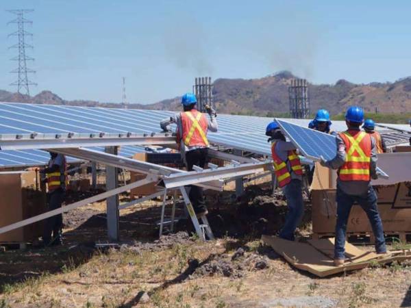 Sin incluir los dos contratos de energía renegociados que no están operativos, los ocho de tecnología solar representan el 44.64% de la rebaja total.