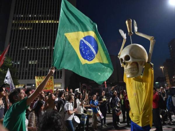 Esta calavera gigante, cargada por los manifestantes, animaba a los manifestantes durante las protestas.