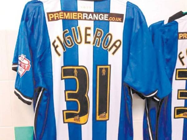 Esta es la camiseta que usa Maynor Figueroa en Wigan.