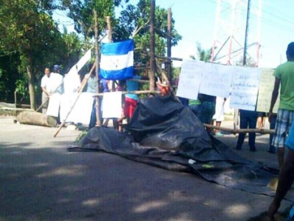 Los pobladores mantenían tomada la carretera hacia las oficinas de la Empresa Nacional Portuaria. (Foto: cortesía @LNC_Honduras)