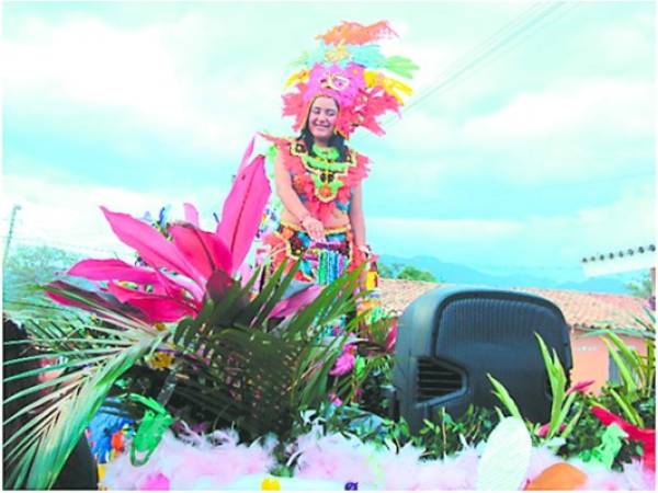 El desfile de las reinas del carnaval es parte de las actividades previas al carnaval, que inicia a las 8:30 de la noche.