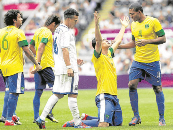 LON334 NEWCASTLE (REINO UNIDO) 4/8/2012. El delantero de Brasil Leandro Damiao (2d) celebra su segundo gol ante Honduras, durante el partido de cuartos del torneo de fútbol de los Juegos Olímpicos disputado hoy, 4 de agosto de 2012, en el estadio de St James Park en Newcastle, Reino Unido.EFE/JUANJO MARTÍN REINO UNIDO LONDRES 2012 FÚTBOL