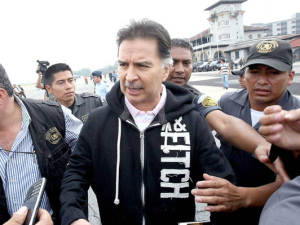 (FILES) May 24, 2013 file photo shows former Guatemalan President (2000-2004) Alfonso Portillo (front-R) is taken under custody to board the aircraft to be extradited to the United States in Guatemala City. Guatemalan ex-president Alfonso Portillo, jailed in New York after being extradited from his home country, will face his first US court hearing on Tuesday, officials said May 26, 2013. The 61-year-old, who faces charges he laundered $70 million of swindled government funds through US banks, was the first former Latin American leader ever to be extradited to the United States. After arriving in the US on Friday, he was taken first to a hospital for a medical check, but was quickly discharged and transferred to a jail in southern Manhattan, the consulate said. US prosecutors in Manhattan have so far not confirmed the hearing date indicated by Guatemala's foreign ministry. AFP PHOTO / STR / FILES