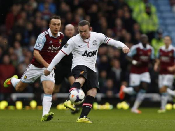 Manchester United's Wayne Rooney, right, scores from 45 yards out against West Ham United during their English Premier League soccer match at Upton Park, London, Saturday, March 22, 2014. (AP Photo/Sang Tan)