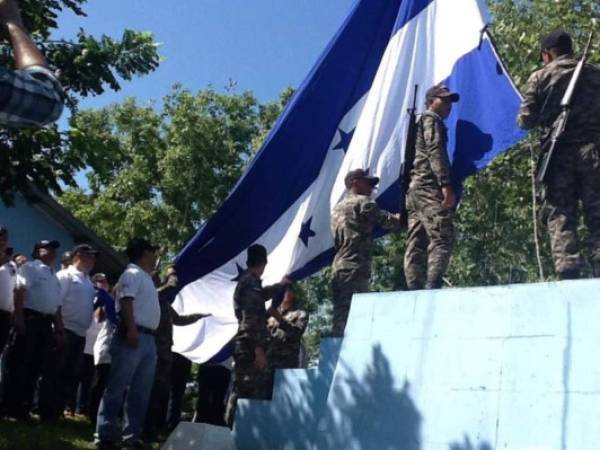 Miembros del ejército hondureño izaron la bandera de su país en el islote, de menos de un kilómetro cuadrado de extensión.