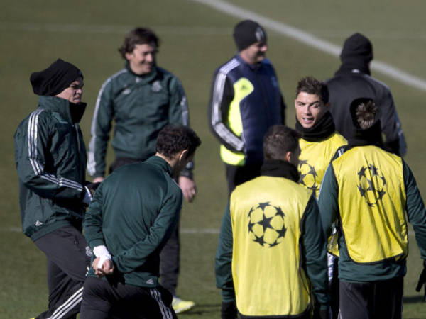 Real Madrid's Portuguese forward Cristiano Ronaldo (R) takes part in a training session at the Valdebebas training center in Madrid, on February 12, 2013, on the eve of the UEFA Champions League football match Manchester United against Real Madrid. AFP PHOTO/ DANI POZO