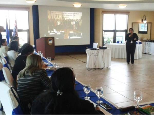 Conferencistas nacionales e internacionales participan en el taller de instrucción. (Foto: Rodolfo Isaula)