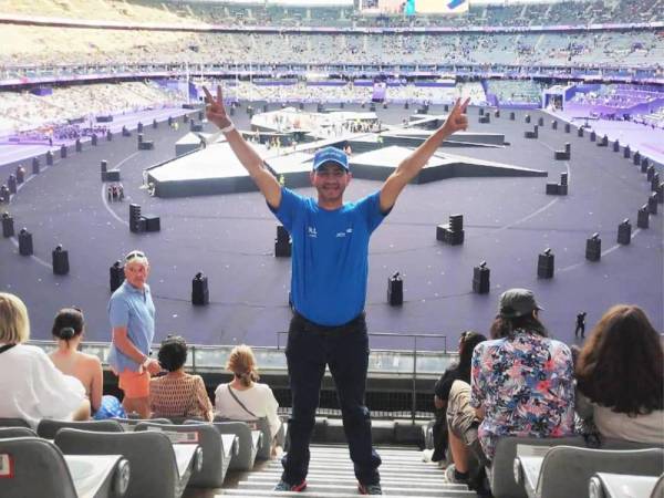 <i>Eber Luque celebrando su experiencia única en París, cortesía de Jetstereo y Dell Technologies, durante la ceremonia de clausura de los Juegos Olímpicos 2024.</i>