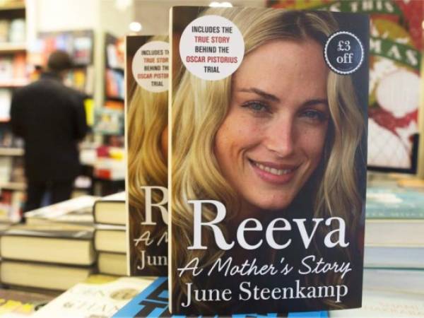 La madre de Reeva, June Steenkamp, publicó hoy su libro.