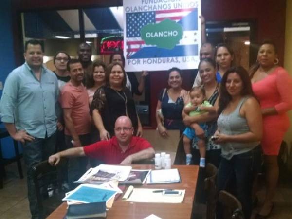 Samuel Caballero junto a los miembros de 'Olanchanos Unidos en USA'. / Fotos: Alexandra Pérez Rodríguez.