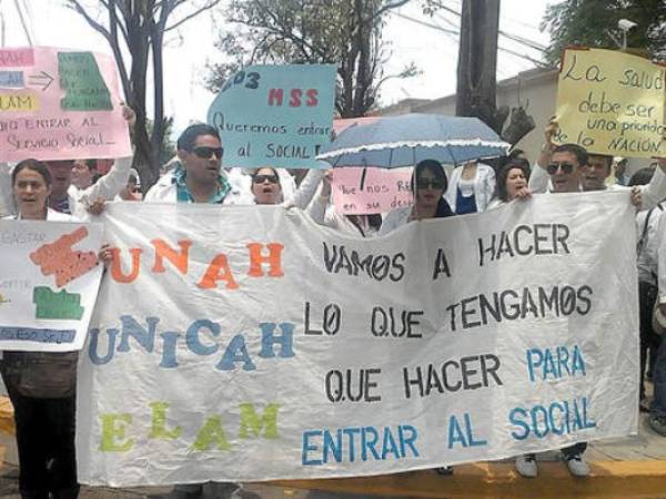 Estudiantes de Medicina realizan un plantón en las afueras de Casa Presidencial. (Fotos: Johnny Magallanes)